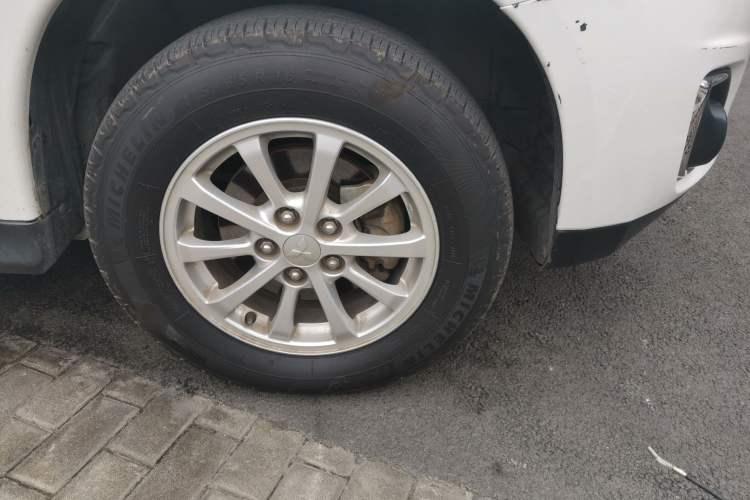 Used Mitsubishi ASX 2013 2.0L CVT Two-Wheel Drive Elite Edition Right Front Wheel Hub