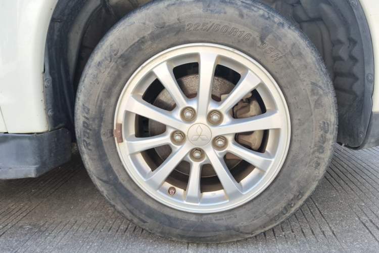 Used Mitsubishi ASX 2013 2.0L CVT Two-Wheel Drive Elite Edition Right Front Wheel Hub