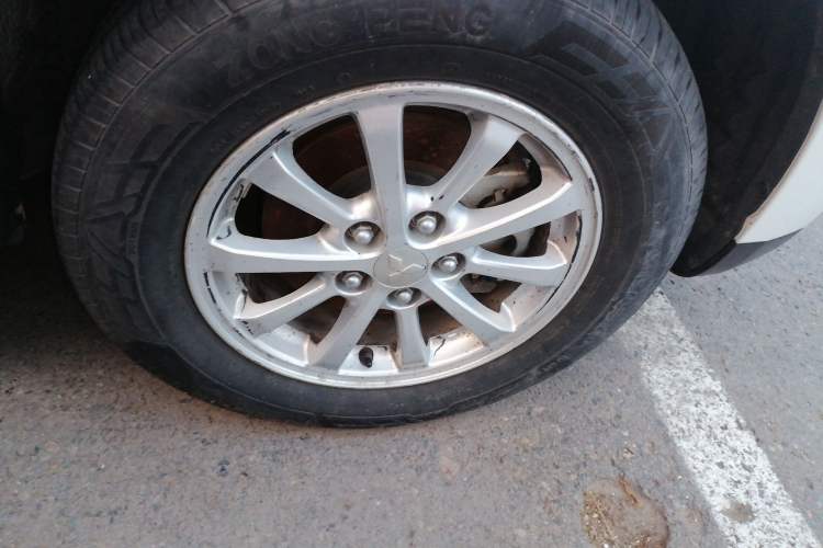 Used Mitsubishi ASX 2013 2.0L CVT Two-Wheel Drive Elite Edition Right Front Wheel Hub