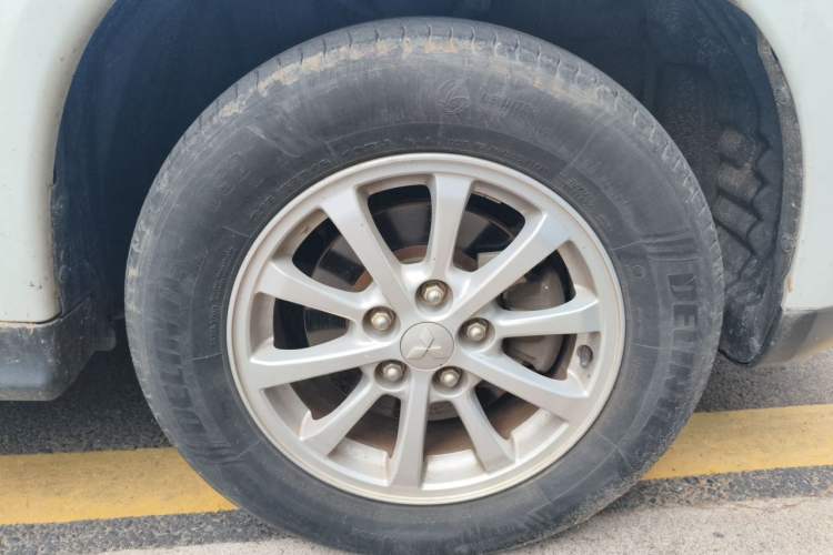 Used Mitsubishi ASX 2013 2.0L CVT Two-Wheel Drive Elite Edition Right Front Wheel Hub