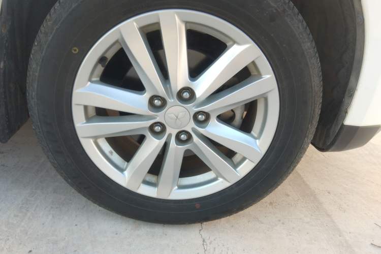 Used Mitsubishi ASX 2013 2.0L CVT Four-Wheel Drive Premium Edition Right Front Wheel Hub
