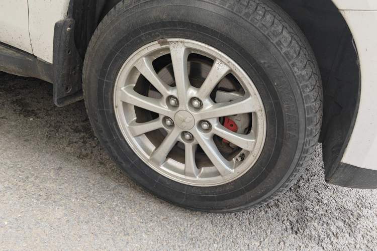 Used Mitsubishi ASX 2013 2.0L CVT Two-Wheel Drive Elite Edition Right Front Wheel Hub