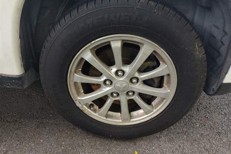 Used Mitsubishi ASX 2013 2.0L CVT Two-Wheel Drive Luxury Edition Right Front Wheel Hub