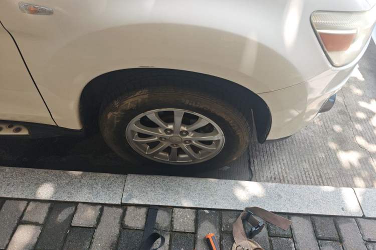 Used Mitsubishi ASX 2013 2.0L CVT Two-Wheel Drive Luxury Edition Right Front Wheel Hub