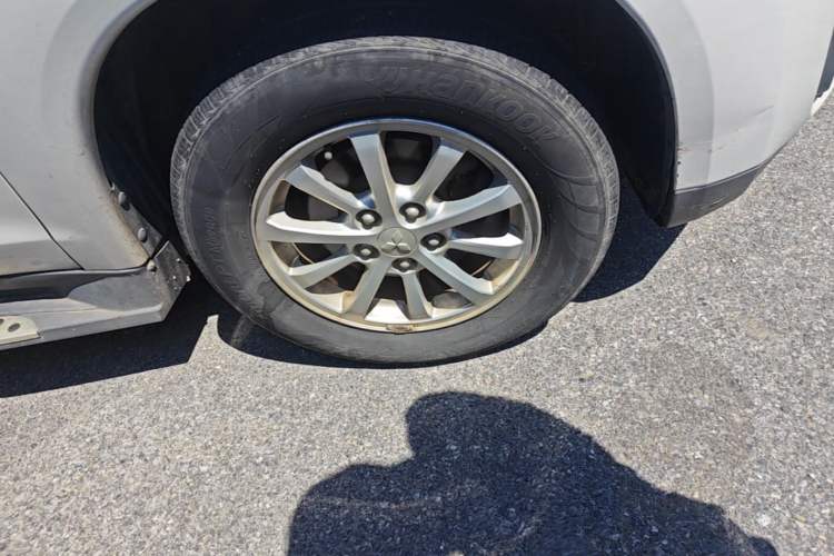 Used Mitsubishi ASX 2013 2.0L CVT Two-Wheel Drive Elite Edition Right Front Wheel Hub