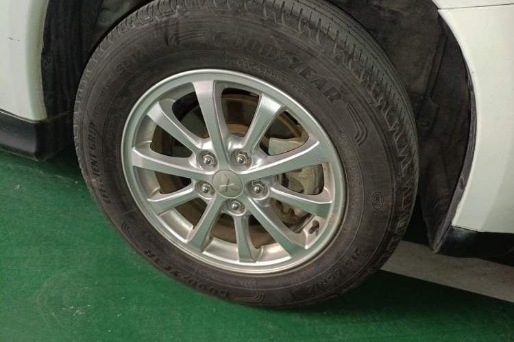 Used Mitsubishi ASX 2013 2.0L CVT Two-Wheel Drive Elite Edition Right Front Wheel Hub