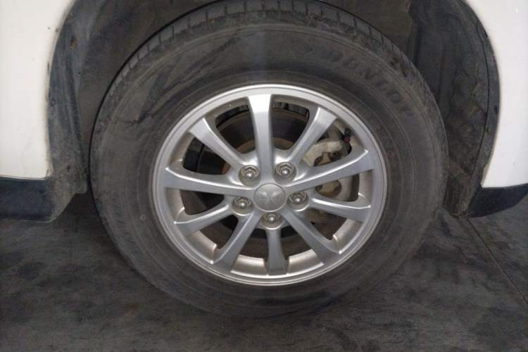 Used Mitsubishi ASX 2013 2.0L CVT Two-Wheel Drive Elite Edition Right Front Wheel Hub