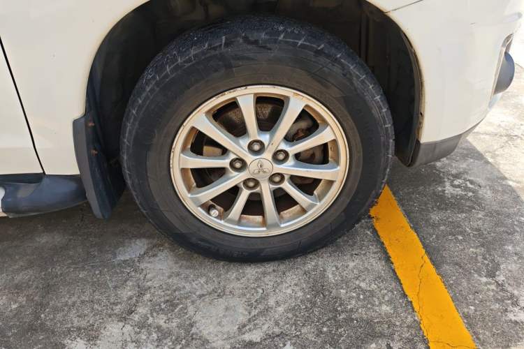 Used Mitsubishi ASX 2013 2.0L CVT Two-Wheel Drive Luxury Edition Right Front Wheel Hub