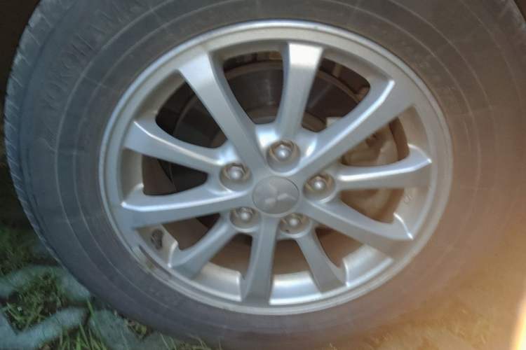 Used Mitsubishi ASX 2013 2.0L CVT Two-Wheel Drive Elite Edition Right Front Wheel Hub