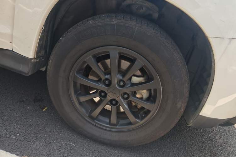 Used Mitsubishi ASX 2013 2.0L CVT Two-Wheel Drive Elite Edition Right Front Wheel Hub