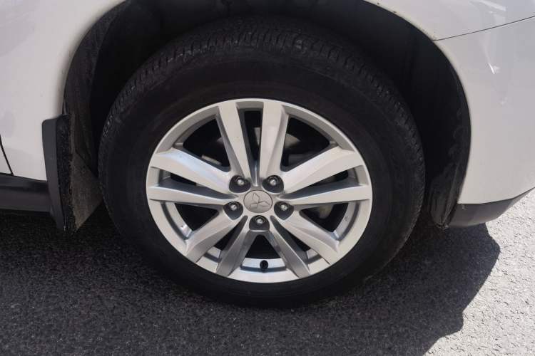 Used Mitsubishi ASX 2013 2.0L CVT Four-Wheel Drive Premium Edition Right Front Wheel Hub
