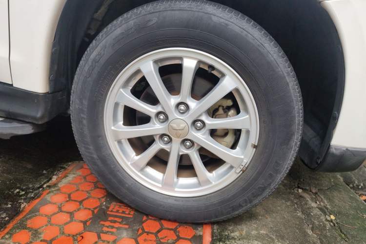 Used Mitsubishi ASX 2013 2.0L CVT Two-Wheel Drive Elite Edition Right Front Wheel Hub