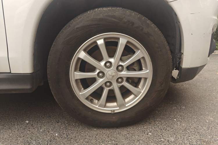 Used Mitsubishi ASX 2013 2.0L CVT Two-Wheel Drive Elite Edition Right Front Wheel Hub