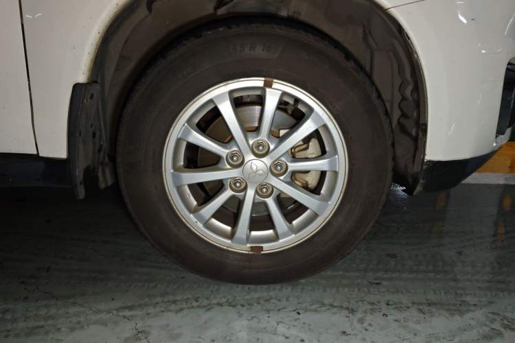 Used Mitsubishi ASX 2013 2.0L CVT Two-Wheel Drive Elite Edition Right Front Wheel Hub
