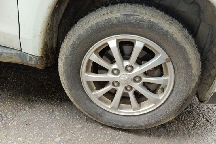 Used Mitsubishi ASX 2013 2.0L CVT Two-Wheel Drive Elite Edition Right Front Wheel Hub