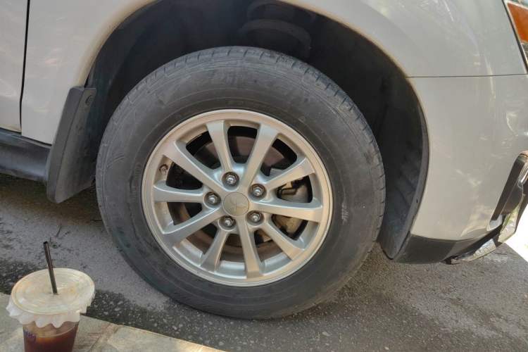 Used Mitsubishi ASX 2013 2.0L CVT Two-Wheel Drive Elite Edition Right Front Wheel Hub