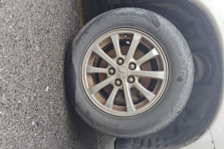 Used Mitsubishi ASX 2013 2.0L CVT Two-Wheel Drive Elite Edition Right Front Wheel Hub