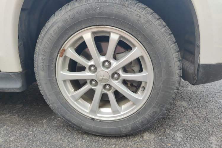 Used Mitsubishi ASX 2013 2.0L CVT Two-Wheel Drive Elite Edition Right Front Wheel Hub