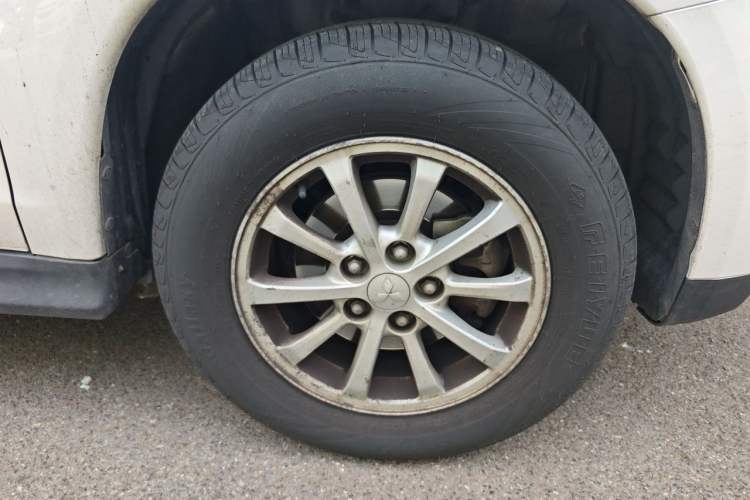 Used Mitsubishi ASX 2013 2.0L CVT Two-Wheel Drive Elite Edition Right Front Wheel Hub