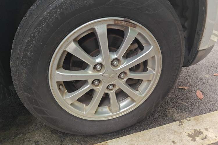 Used Mitsubishi ASX 2013 2.0L CVT Two-Wheel Drive Elite Edition Right Front Wheel Hub