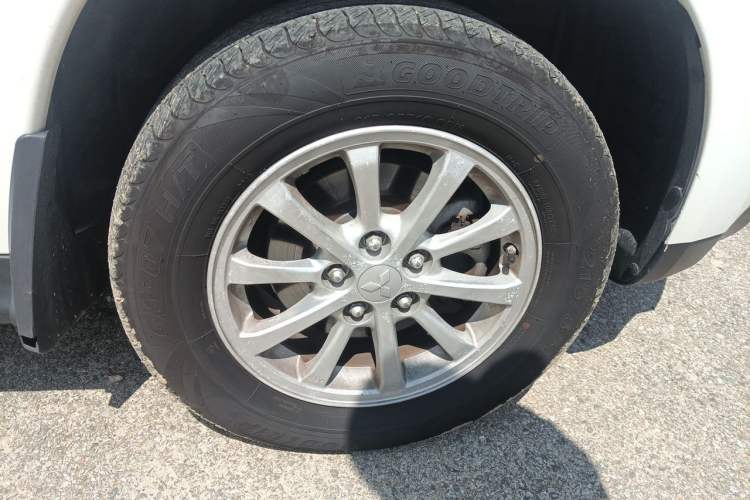 Used Mitsubishi ASX 2013 2.0L CVT Two-Wheel Drive Luxury Edition Right Front Wheel Hub