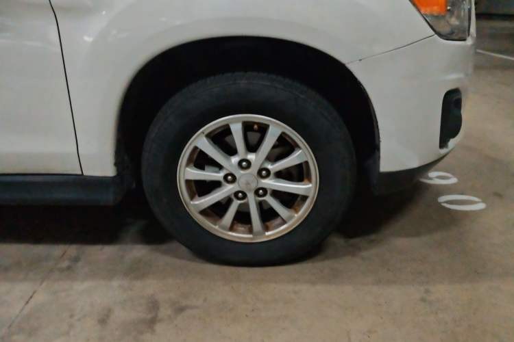 Used Mitsubishi ASX 2013 2.0L CVT Two-Wheel Drive Elite Edition Right Front Wheel Hub