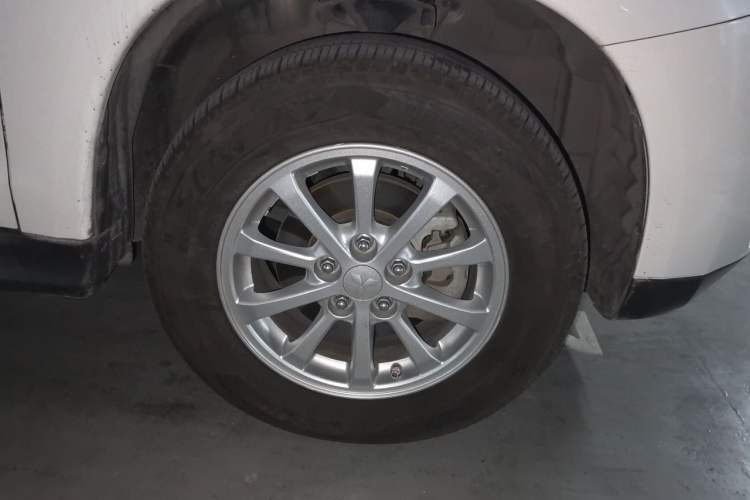 Used Mitsubishi ASX 2013 2.0L CVT Two-Wheel Drive Elite Edition Right Front Wheel Hub