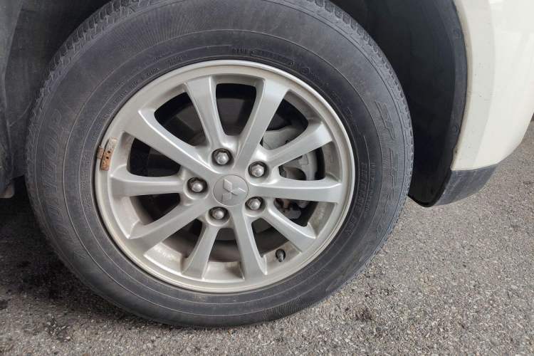 Used Mitsubishi ASX 2013 2.0L CVT Two-Wheel Drive Luxury Edition Right Front Wheel Hub