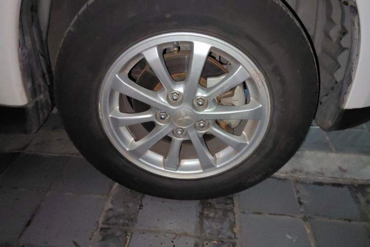 Used Mitsubishi ASX 2013 2.0L CVT Two-Wheel Drive Elite Edition Right Front Wheel Hub