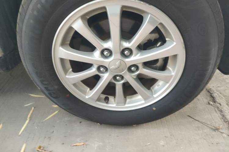 Used Mitsubishi ASX 2013 2.0L CVT Two-Wheel Drive Elite Edition Right Front Wheel Hub