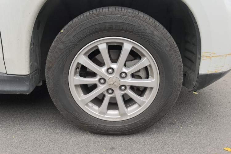 Used Mitsubishi ASX 2013 2.0L CVT Two-Wheel Drive Luxury Edition Right Front Wheel Hub