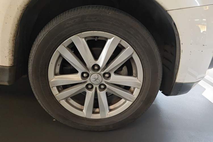 Used Mitsubishi ASX 2013 2.0L CVT 4x4 Flagship Edition Right Front Wheel Hub