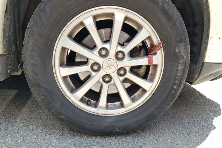 Used Mitsubishi ASX 2013 2.0L CVT Two-Wheel Drive Elite Edition Right Front Wheel Hub