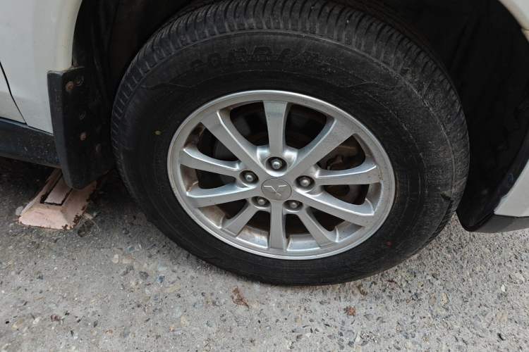 Used Mitsubishi ASX 2013 2.0L CVT Two-Wheel Drive Elite Edition Right Front Wheel Hub