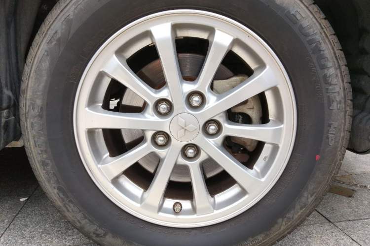 Used Mitsubishi ASX 2013 2.0L CVT Two-Wheel Drive Elite Edition Right Front Wheel Hub