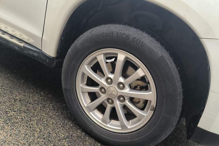 Used Mitsubishi ASX 2013 2.0L CVT Two-Wheel Drive Elite Edition Right Front Wheel Hub