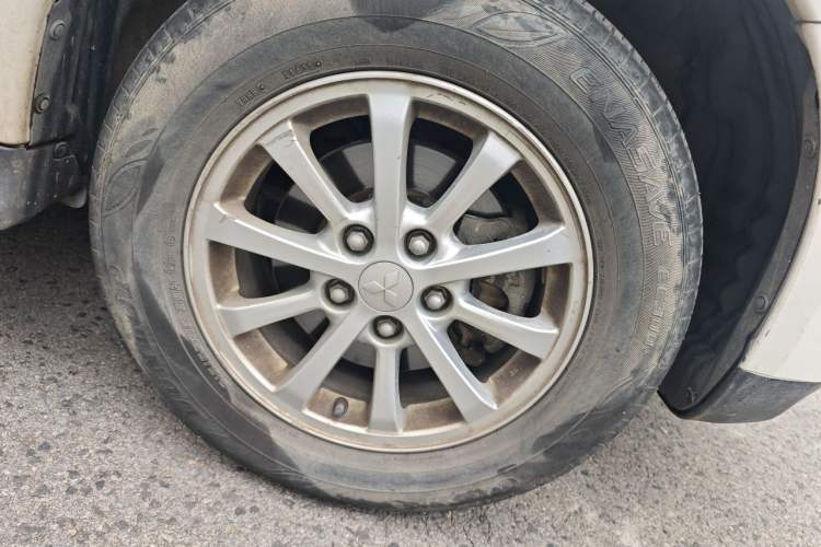 Used Mitsubishi ASX 2013 2.0L CVT Two-Wheel Drive Luxury Edition Right Front Wheel Hub