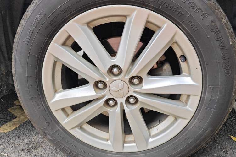Used Mitsubishi ASX 2013 2.0L CVT Four-Wheel Drive Premium Edition Right Front Wheel Hub
