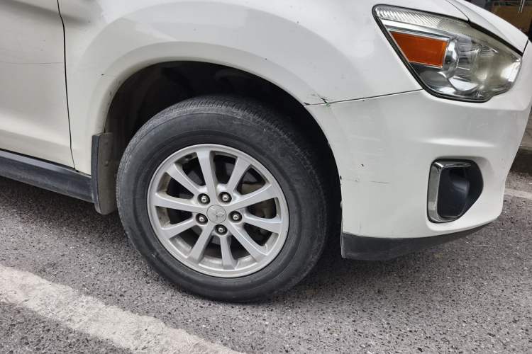 Used Mitsubishi ASX 2013 2.0L CVT Two-Wheel Drive Luxury Edition Right Front Wheel Hub