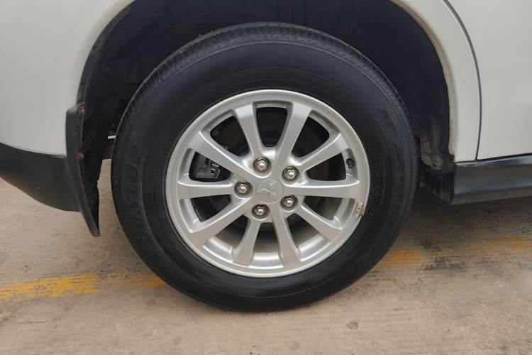 Used Mitsubishi ASX 2013 2.0L CVT Two-Wheel Drive Tech Edition Right Rear Wheel Hub
