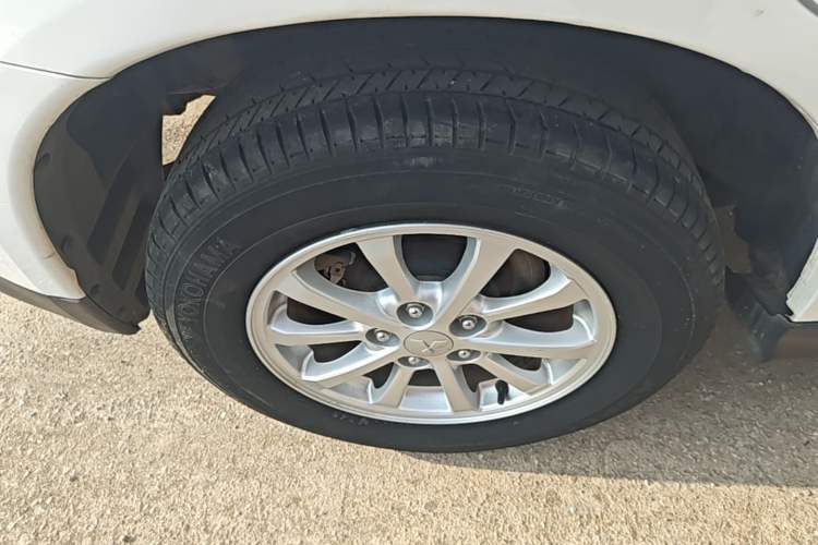 Used Mitsubishi ASX 2013 2.0L CVT Two-Wheel Drive Elite Edition Right Rear Wheel Hub