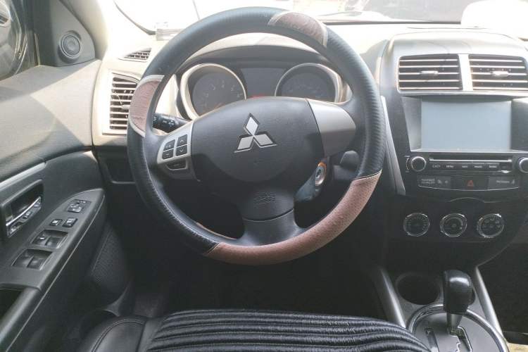 Used Mitsubishi ASX 2013 2.0L CVT Two-Wheel Drive Elite Edition Steering Wheel