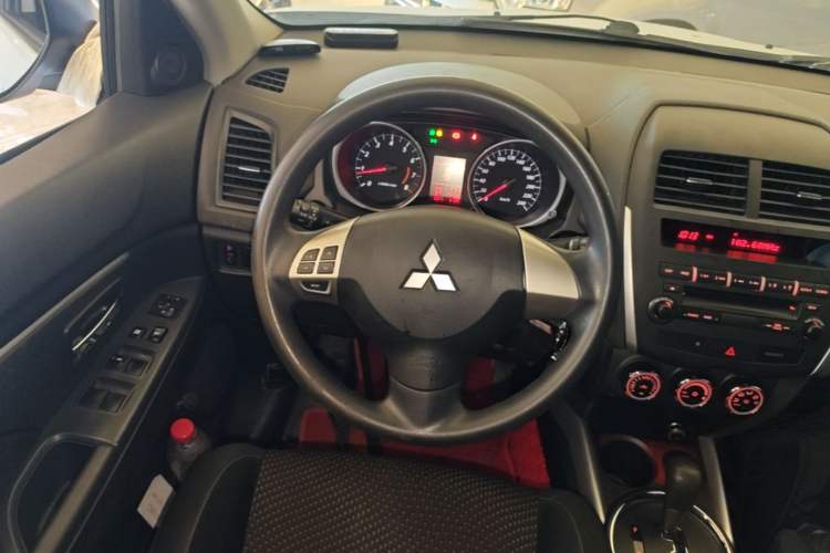 Used Mitsubishi ASX 2013 2.0L CVT Two-Wheel Drive Elite Edition Steering Wheel