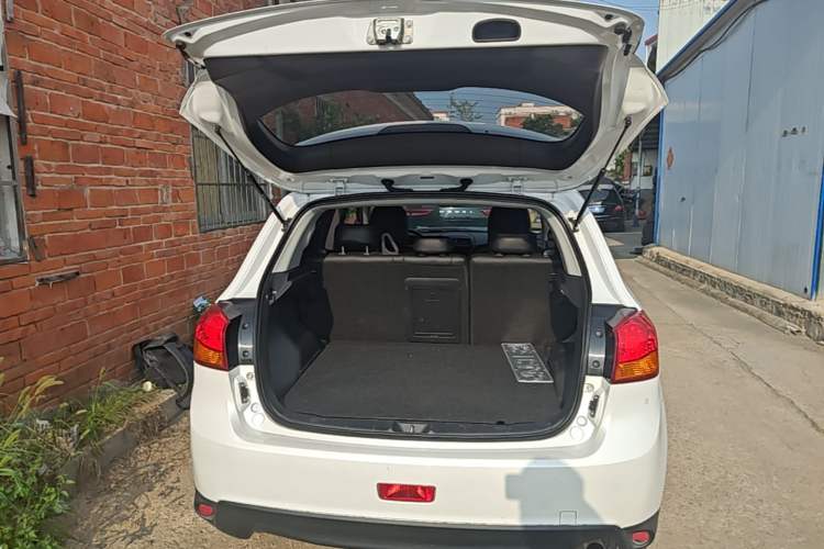 Used Mitsubishi ASX 2013 2.0L CVT Two-Wheel Drive Elite Edition Trunk