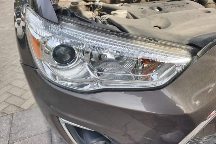 Used Mitsubishi ASX 2013 2.0L CVT Two-Wheel Drive Luxury Edition Right Front Headlight