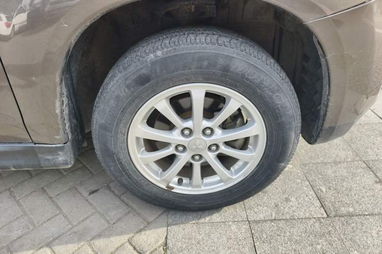 Used Mitsubishi ASX 2013 2.0L CVT Two-Wheel Drive Luxury Edition Right Front Wheel Hub