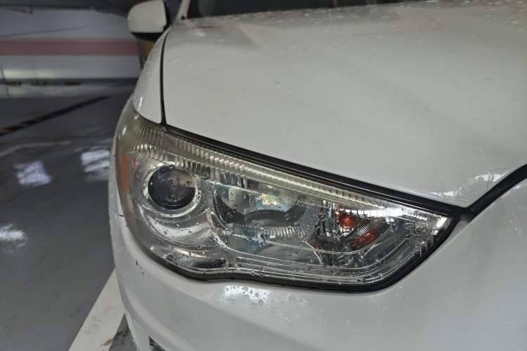 Used Mitsubishi ASX 2014 2.0L CVT Two-Wheel-Drive Overland Edition Right Front Headlight
