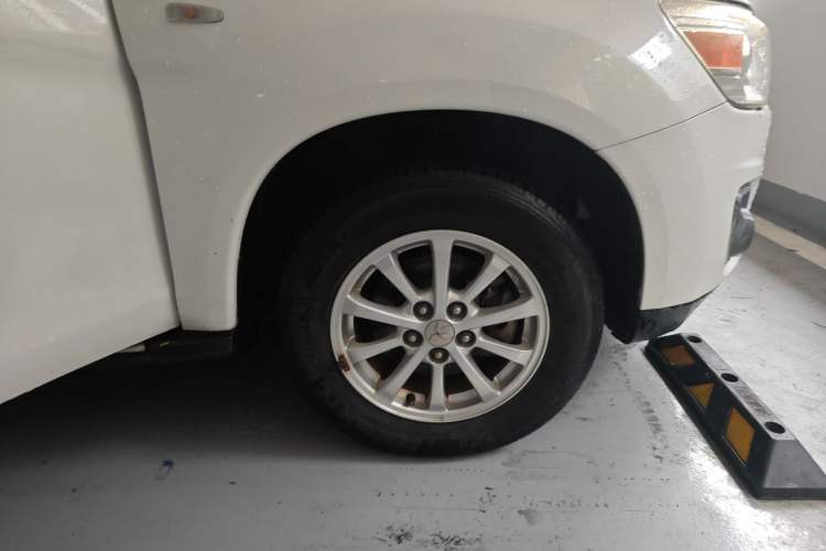 Used Mitsubishi ASX 2014 2.0L CVT Two-Wheel-Drive Overland Edition Right Front Wheel Hub