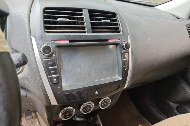 Used Mitsubishi ASX 2015 2.0L CVT Two-Wheel Drive Elite Edition Audio And AC Panel