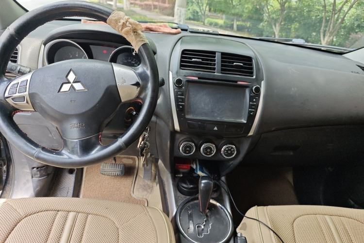 Used Mitsubishi ASX 2015 2.0L CVT Two-Wheel Drive Elite Edition Center Console